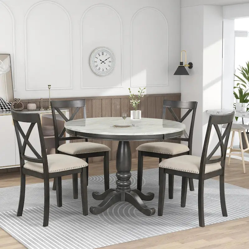 Salle à manger moderne en bois avec table ronde et chaises