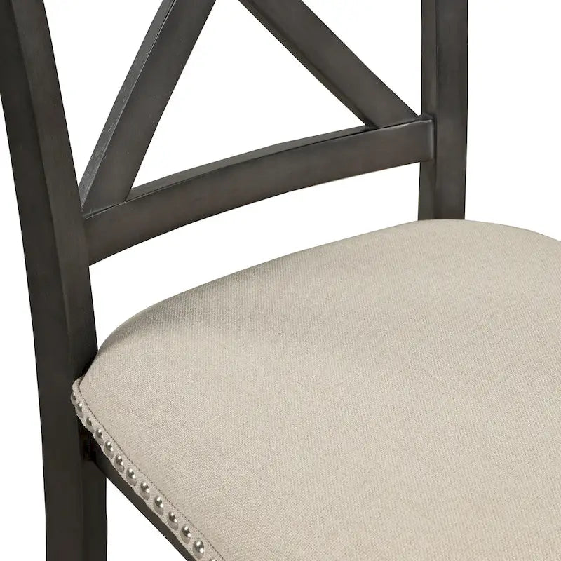Salle à manger moderne en bois avec table ronde et chaises