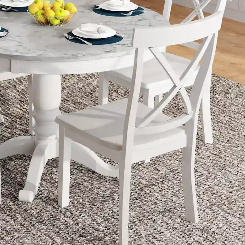 Salle à manger moderne en bois avec table ronde et chaises
