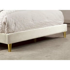Lit plateforme entièrement capitonné DH BASIC Glam Beige avec accents dorés par Denhour